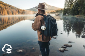 Foto eines Rucksacktouristen an einem See mit Logo in der Ecke Foto eines Rucksacktouristen an einem See mit Logo in der Ecke